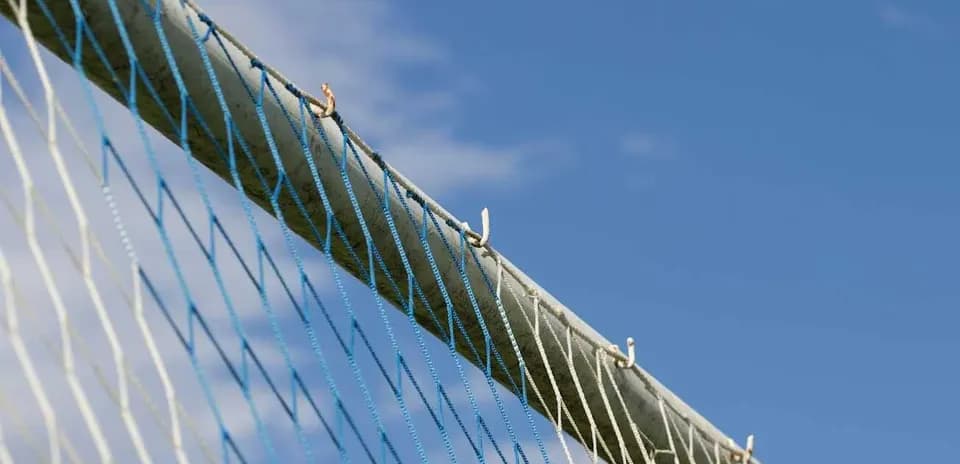 Red de una portería contra un cielo azul