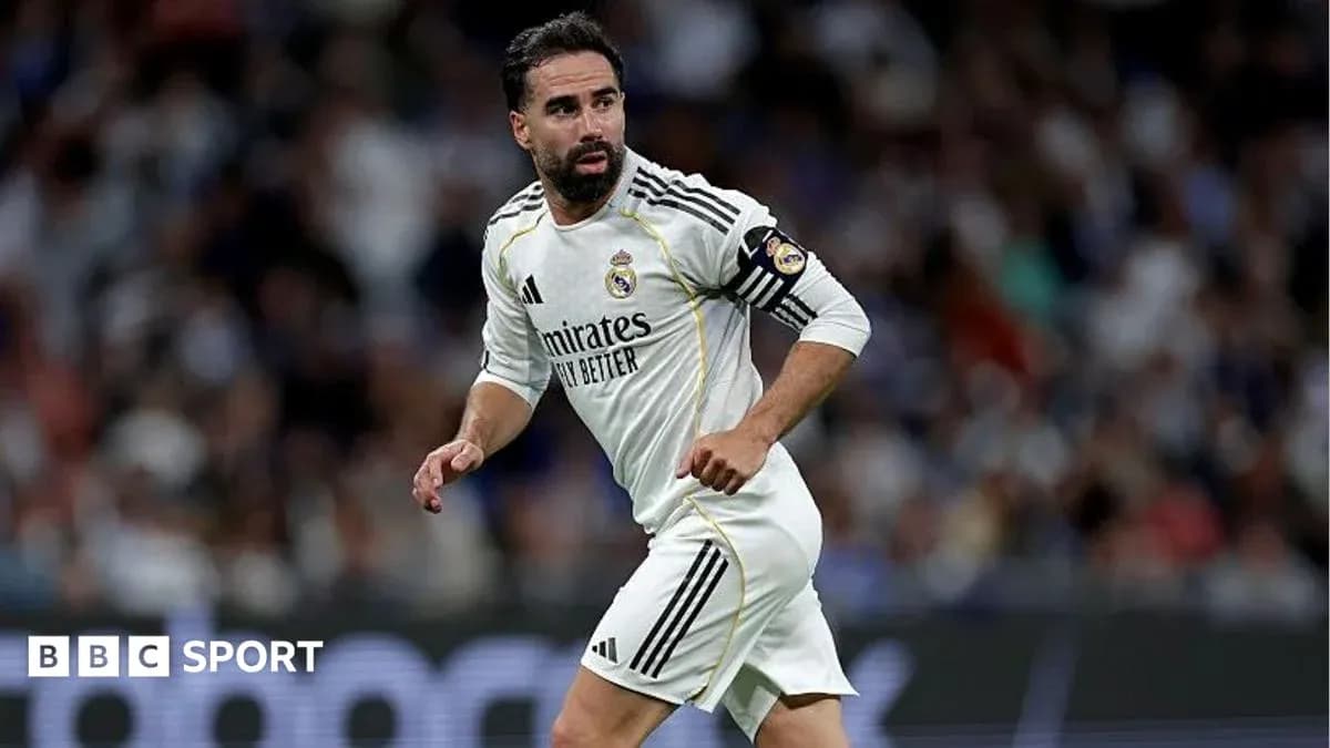 Jugador de Real Madrid corriendo en el campo