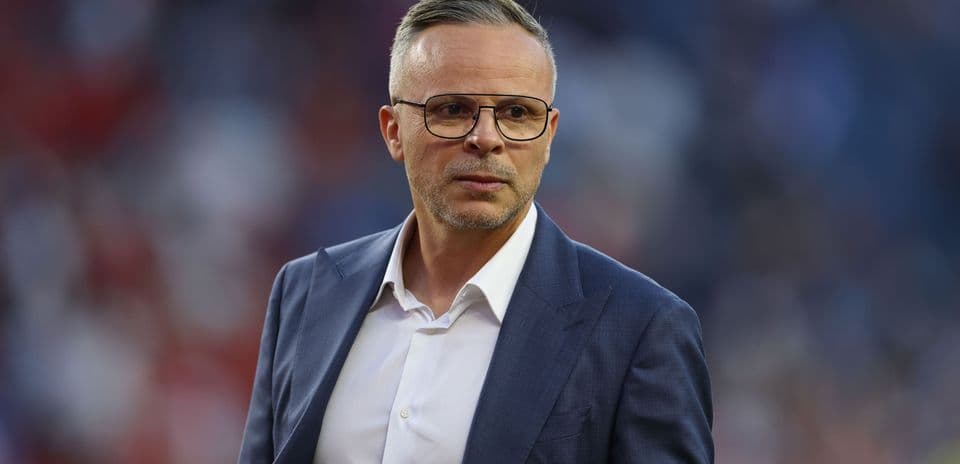 Entrenador observando el partido desde la línea de banda