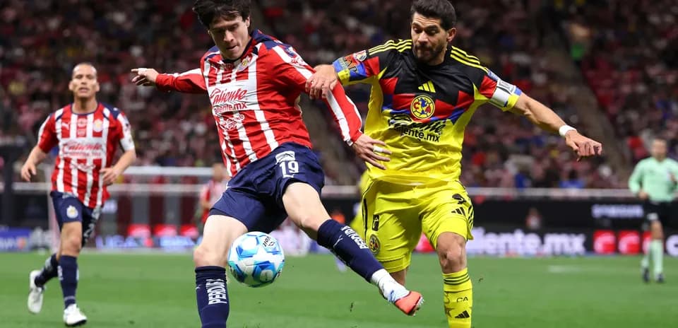 Jugador de Chivas disputa el balón con América