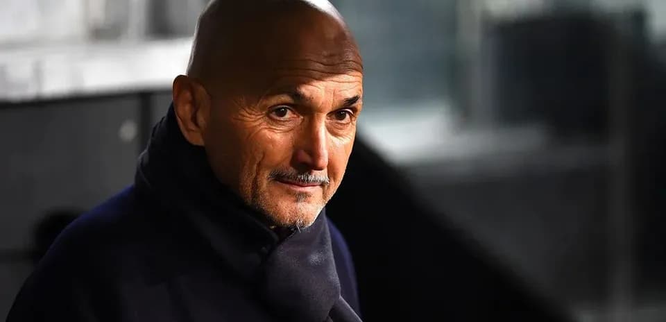 Entrenador observando desde la zona técnica