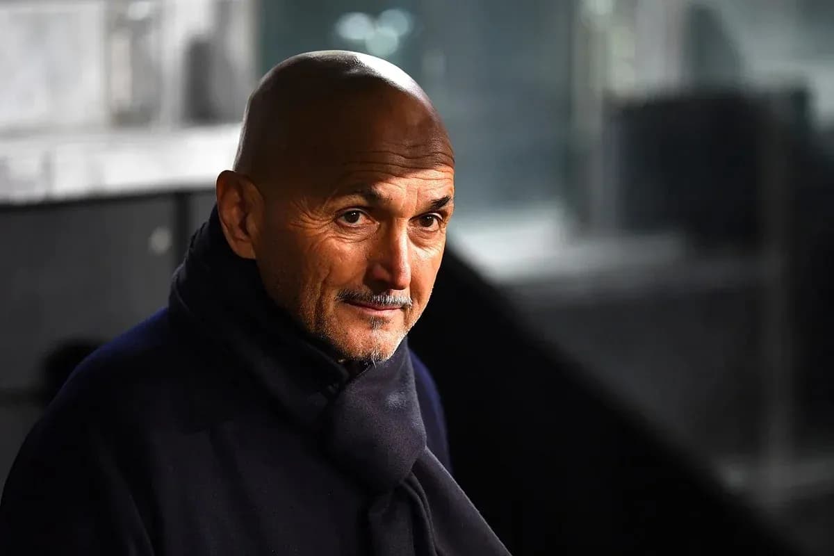 Entrenador observando desde la zona técnica