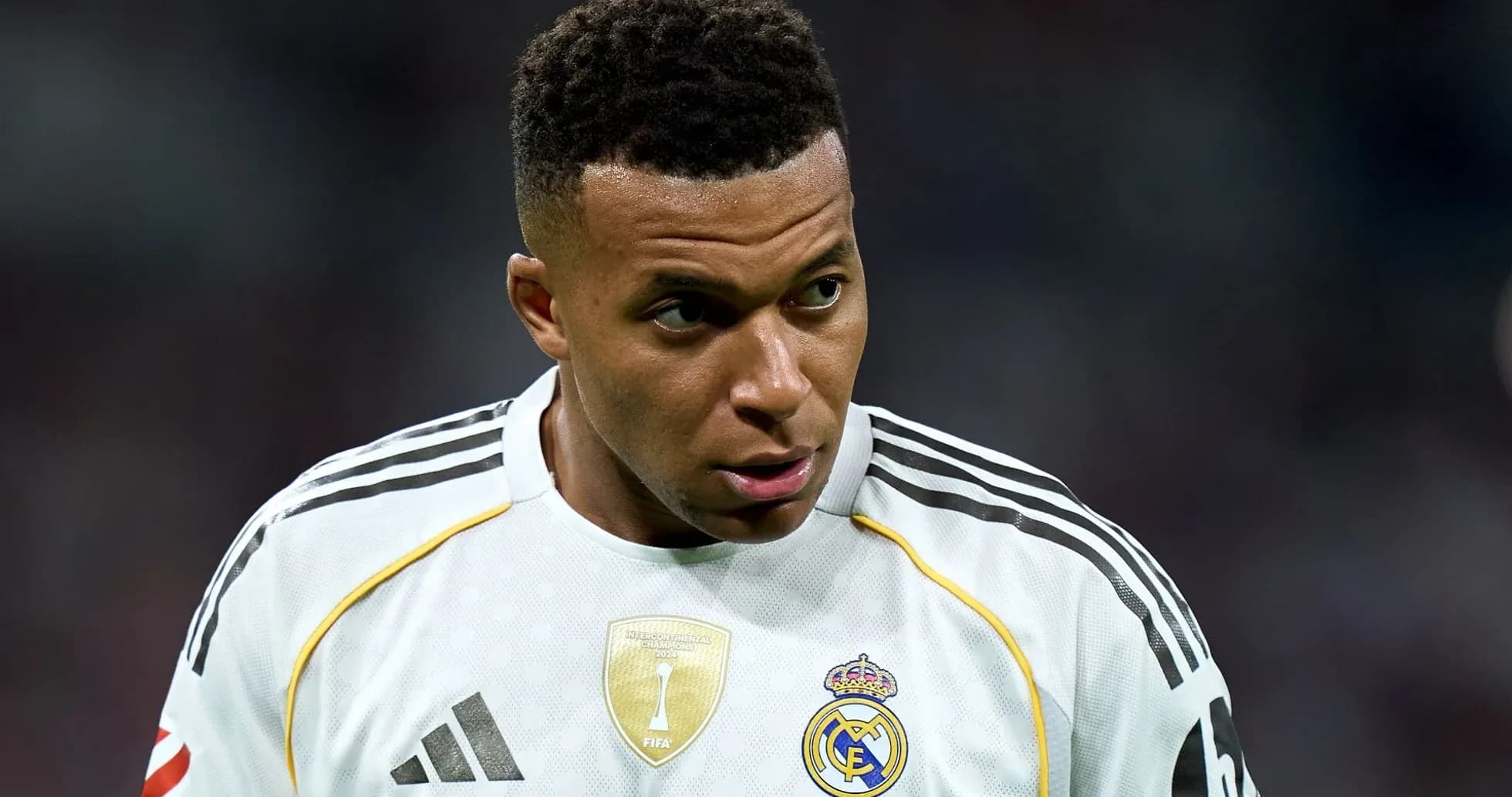 Jugador de fútbol con camiseta de Real Madrid en primer plano