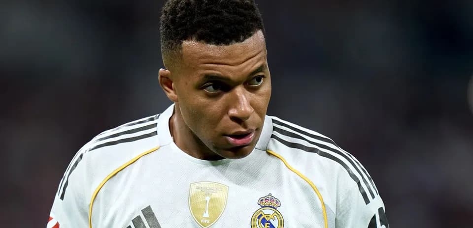 Jugador de fútbol con camiseta de Real Madrid en primer plano