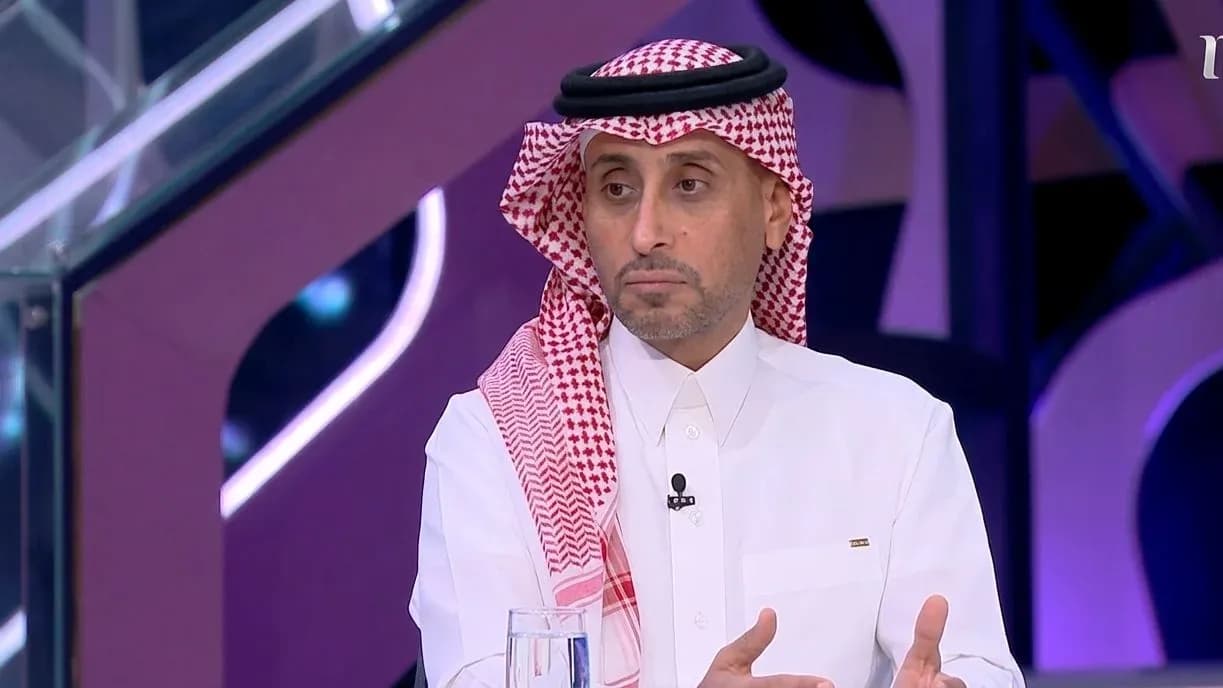 Hombre con thobe y ghutrah en un programa de televisión