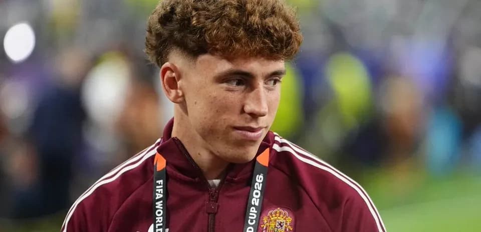 Jugador de España con chaqueta de la FIFA 2026