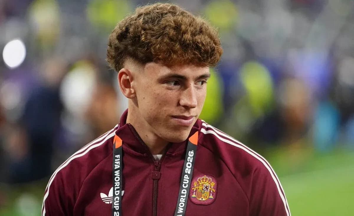 Jugador de España con chaqueta de la FIFA 2026