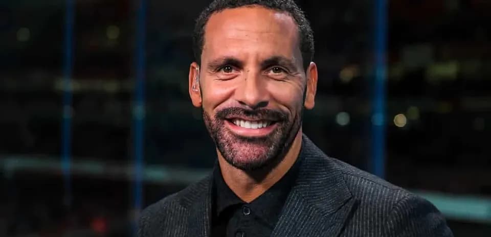 Analista deportivo sonriendo en un estudio de televisión