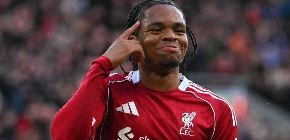 Jugador de Liverpool celebrando con gesto de la mano