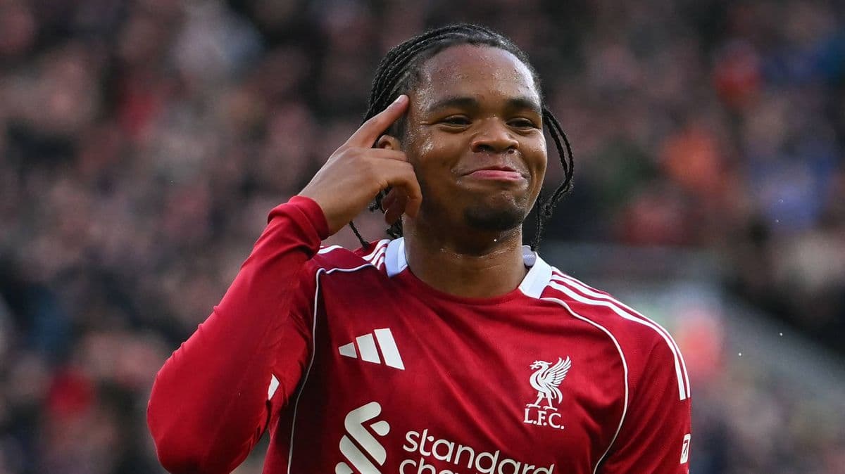 Jugador de Liverpool celebrando con gesto de la mano