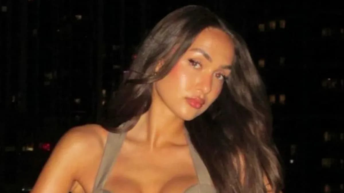 Mujer con cabello largo posando en la noche