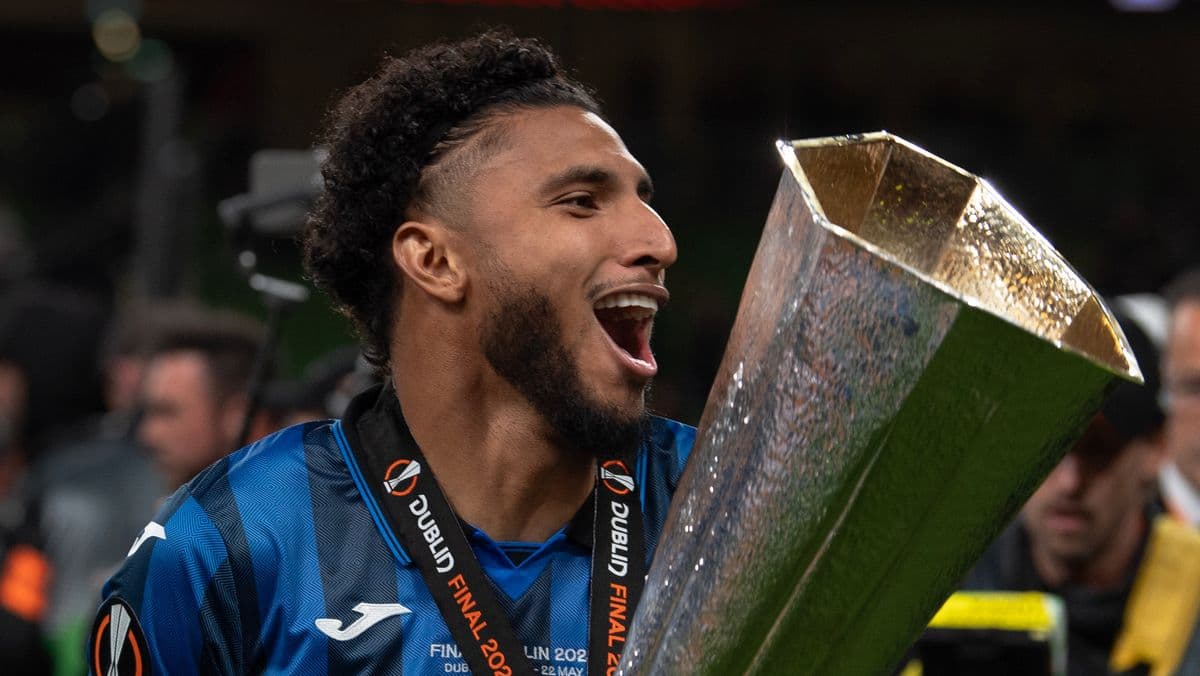 Jugador celebrando con trofeo de la Europa League