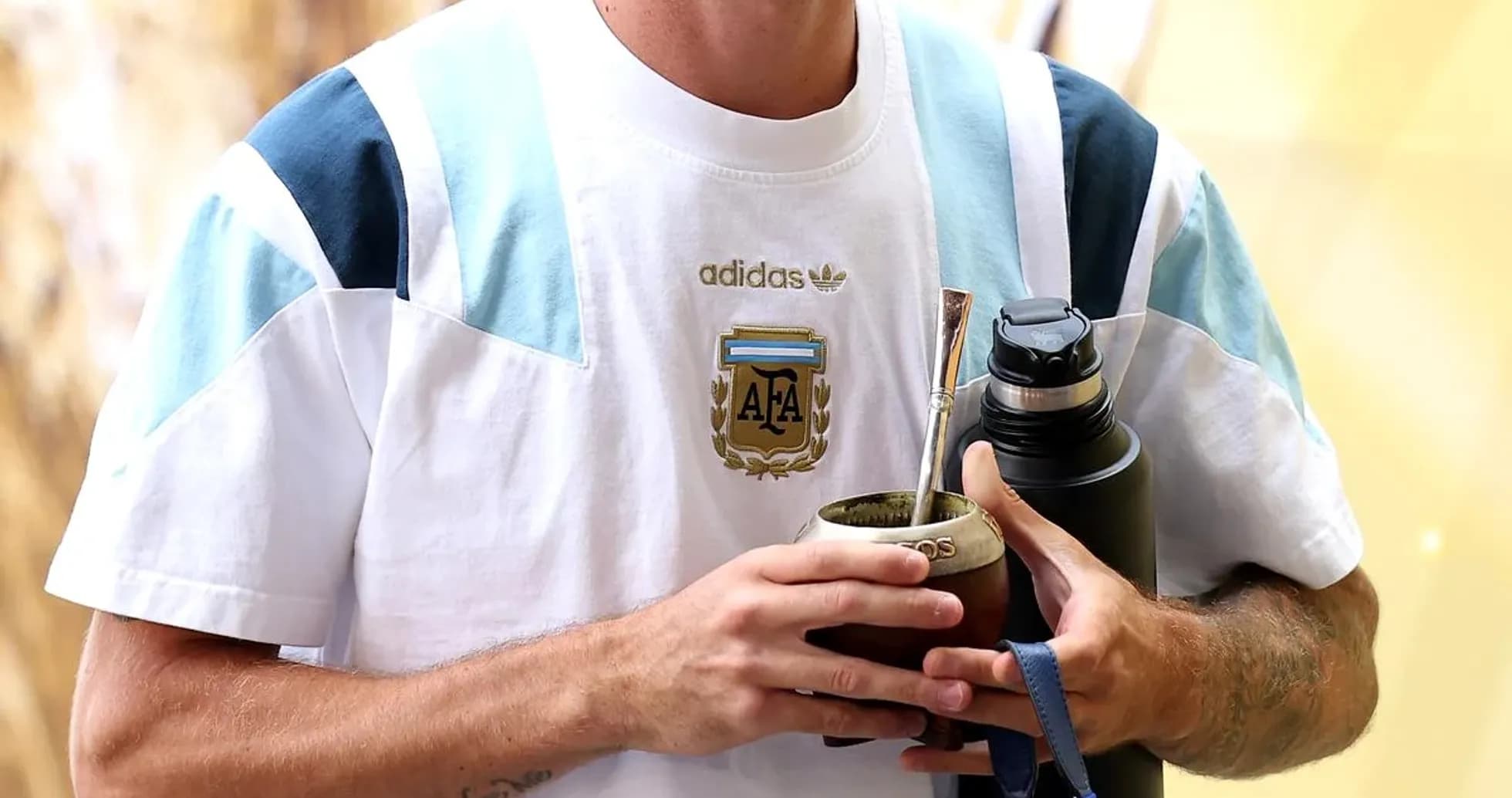 Jugador sosteniendo mate y botella en su mano