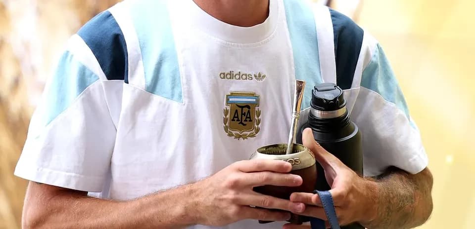 Jugador sosteniendo mate y botella en su mano