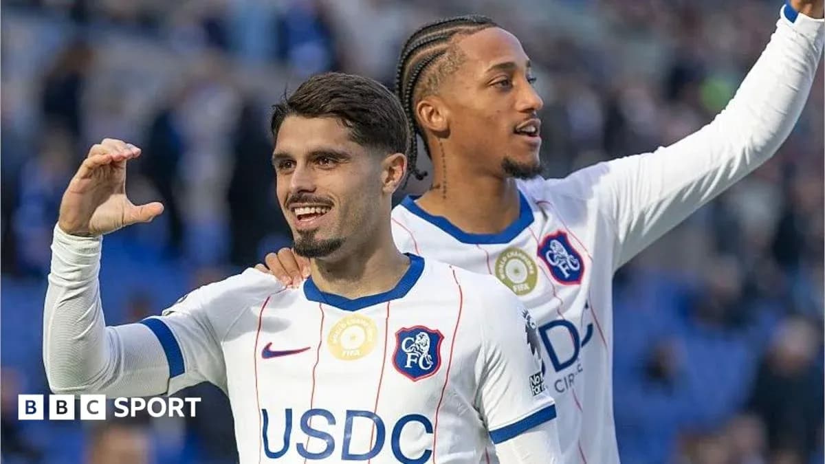Jugadores de Chelsea celebrando en el campo