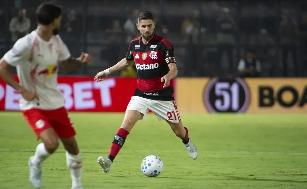 Jugador de Flamengo controlando el balón en el campo