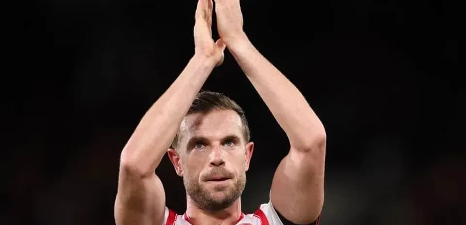 Jugador aplaudiendo a la afición tras el partido