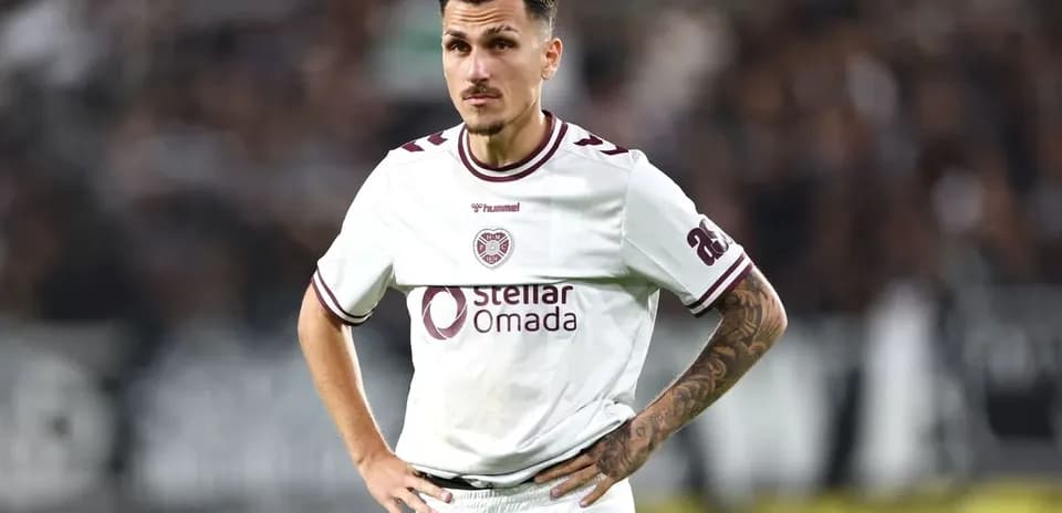 Jugador de Hearts en partido de la Champions