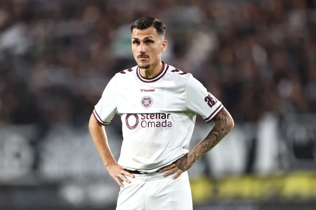 Jugador de Hearts en partido de la Champions