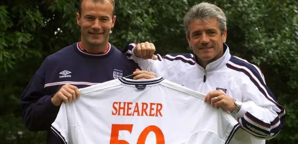 Jugador sosteniendo camiseta con el número 50