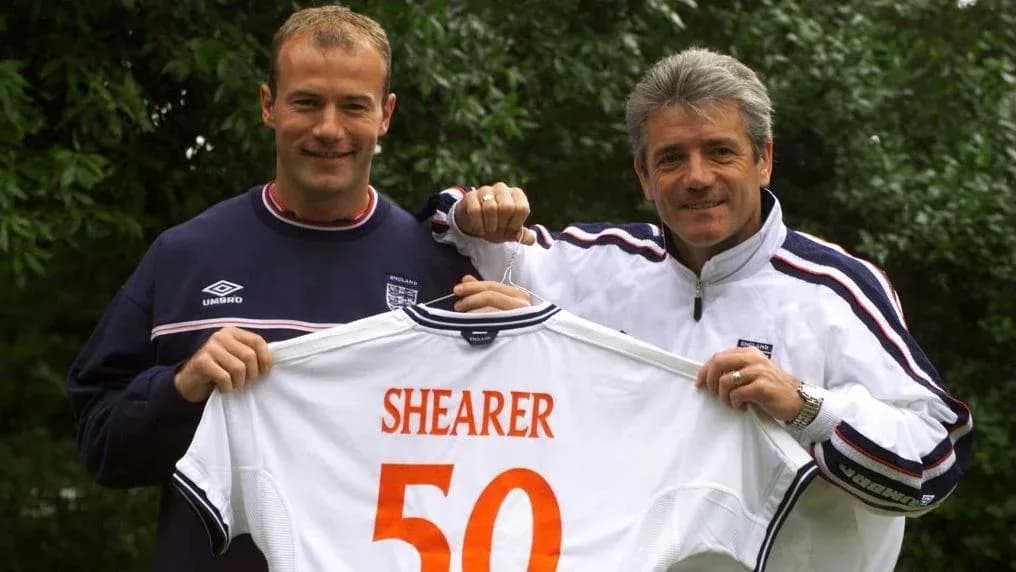 Jugador sosteniendo camiseta con el número 50