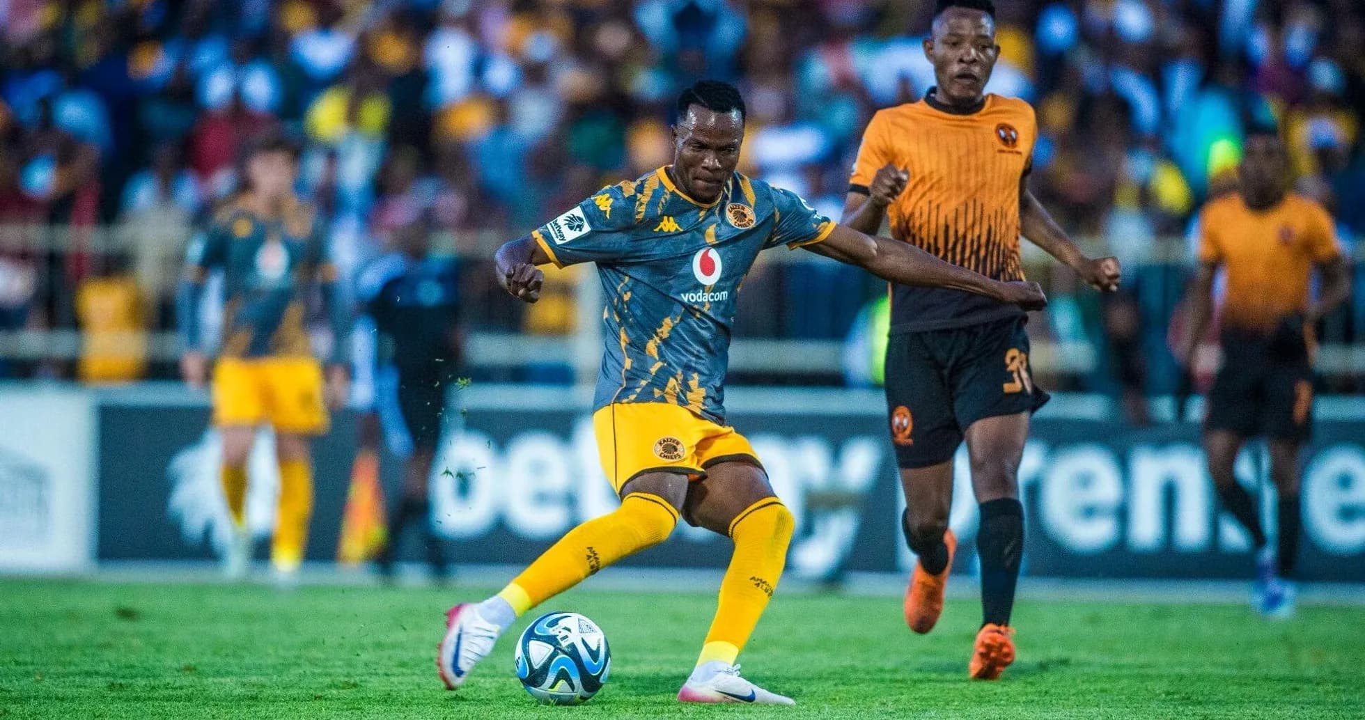 Jugador de Kaizer Chiefs driblando durante el partido