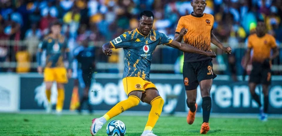 Jugador de Kaizer Chiefs driblando durante el partido