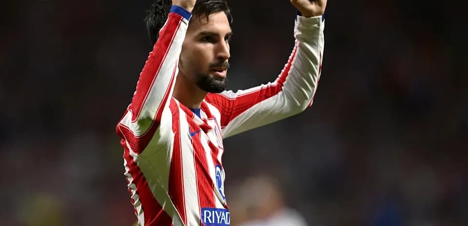 Jugador de Atlético de Madrid celebrando con los brazos levantados
