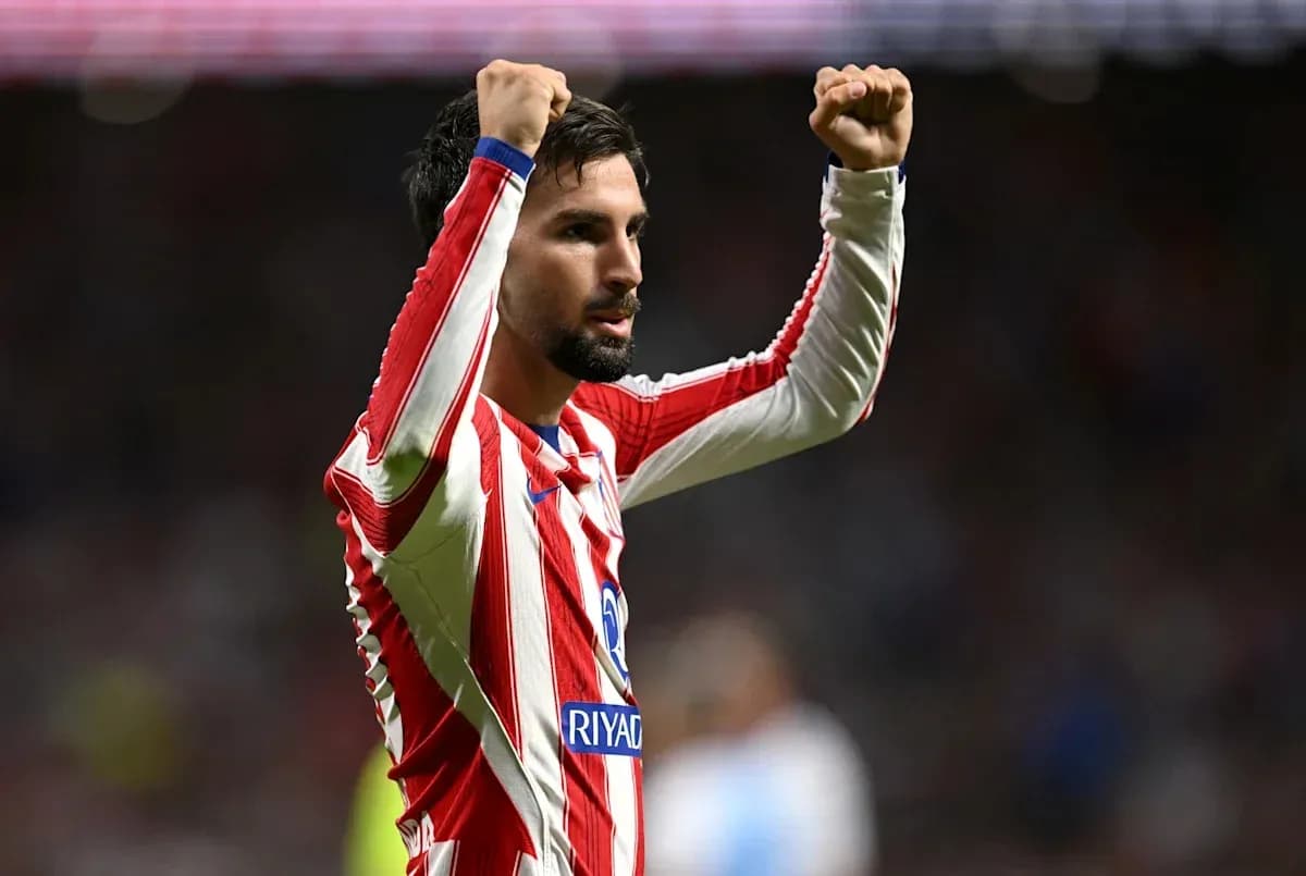 Jugador de Atlético de Madrid celebrando con los brazos levantados