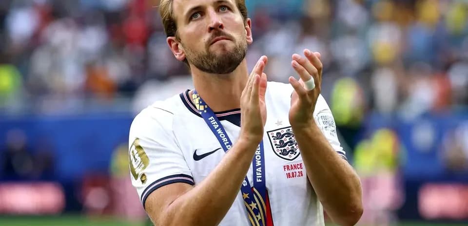 Jugador aplaudiendo con medalla de bronce mundialista