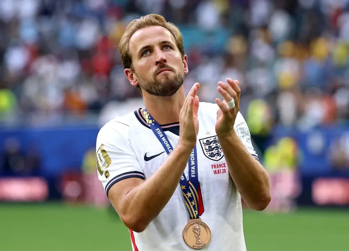 Jugador aplaudiendo con medalla de bronce mundialista