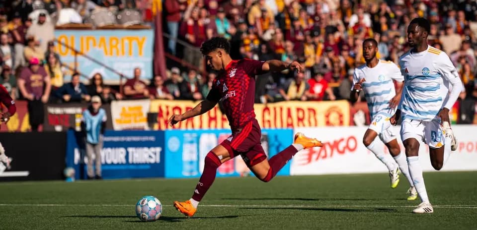 Un jugador de Detroit City persigue el balón