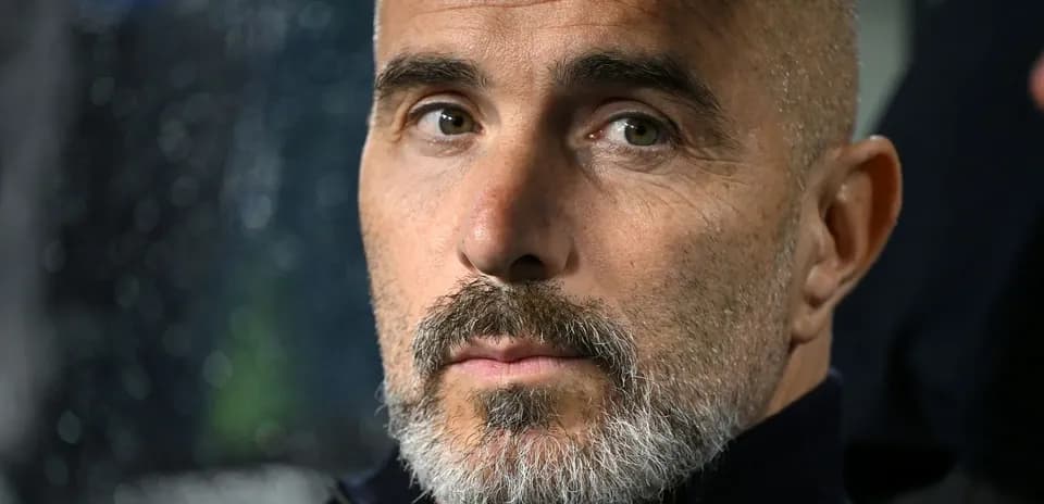 Entrenador con barba observando el partido