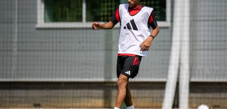 Jugador entrenando con balón en el campo