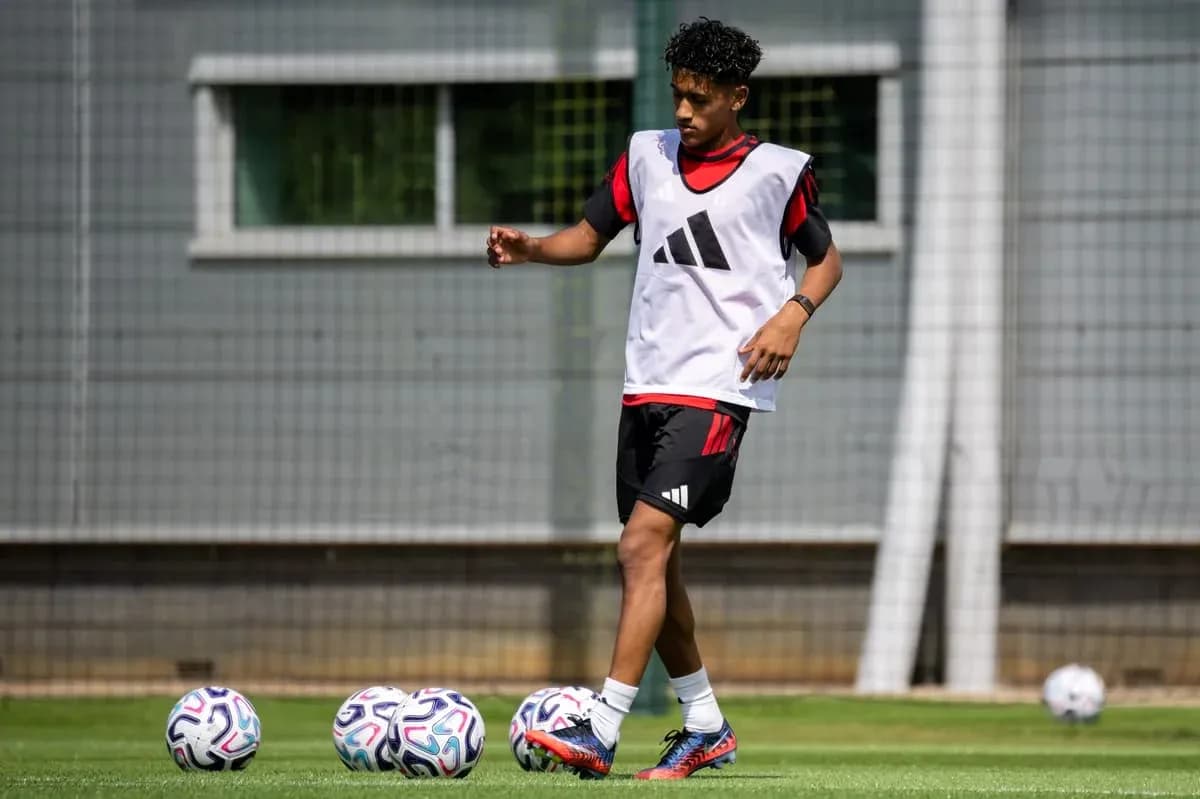 Jugador entrenando con balón en el campo