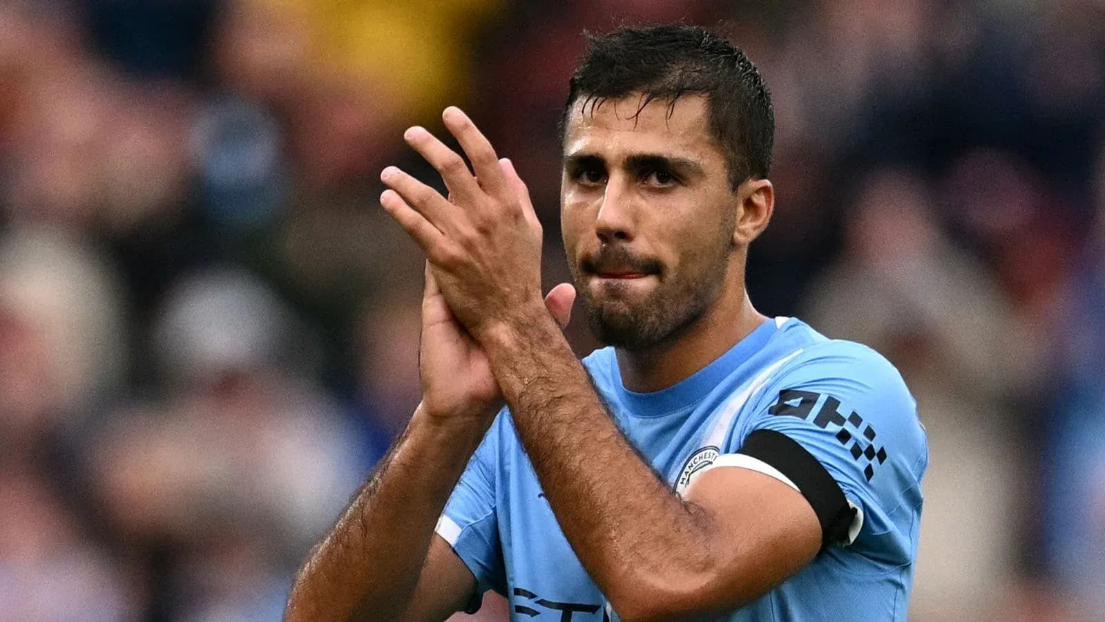 Jugador aplaudiendo tras el partido en el estadio