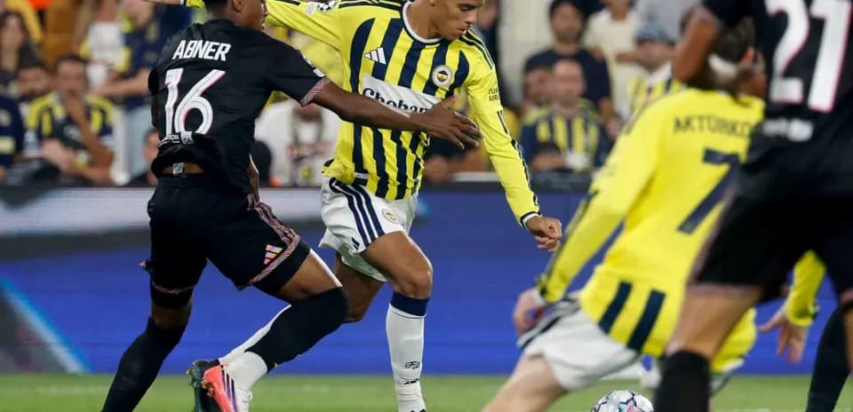 Jugadores de Fenerbahçe en acción durante el partido