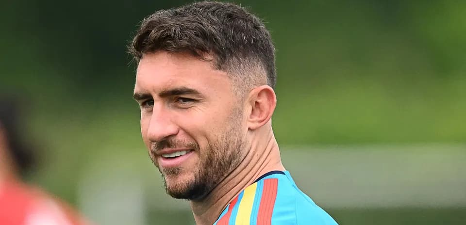 Jugador sonriendo durante entrenamiento al aire libre