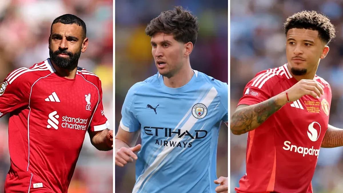 Tres jugadores de fútbol en sus camisetas de equipo