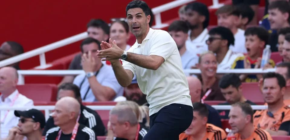 Entrenador dirigiendo a su equipo desde la línea lateral