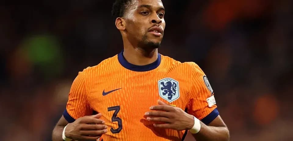 Jugador de Países Bajos en camiseta naranja durante partido
