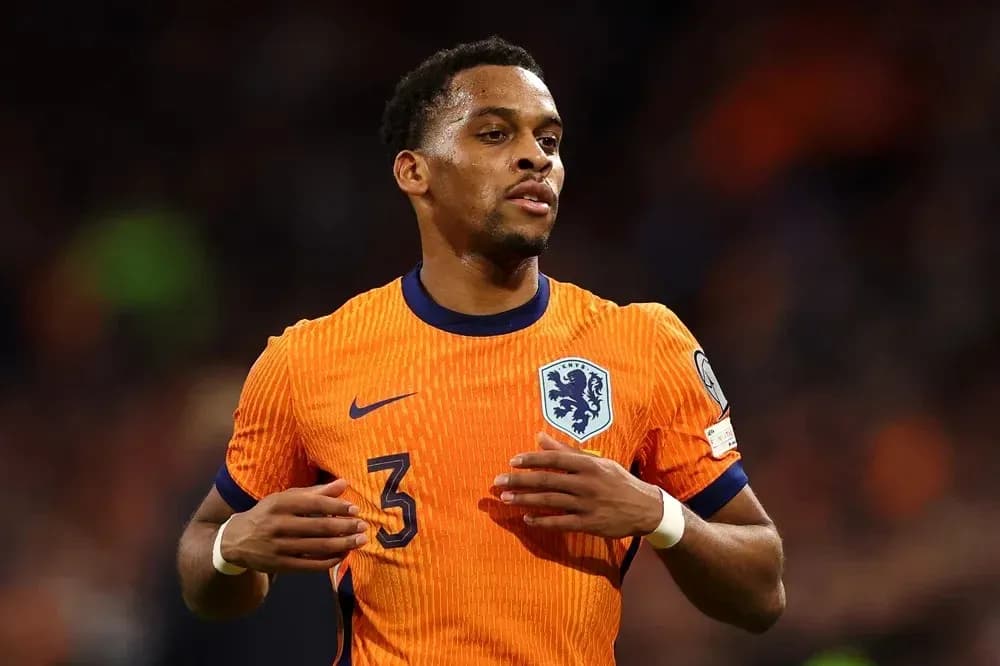 Jugador de Países Bajos en camiseta naranja durante partido