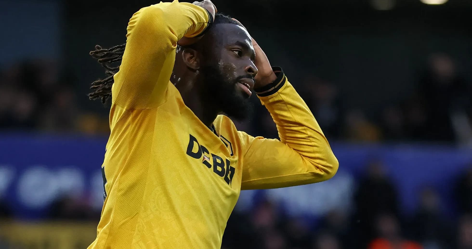 Jugador con camiseta amarilla mostrando frustración durante el partido