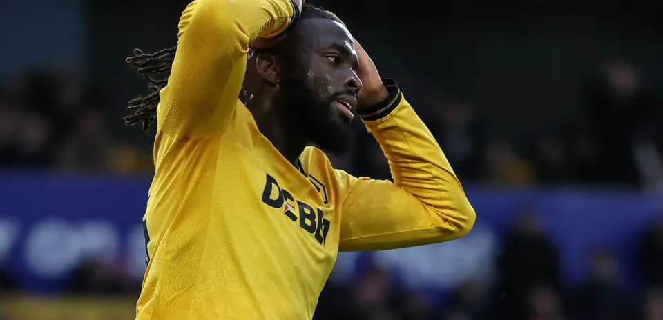 Jugador con camiseta amarilla mostrando frustración durante el partido