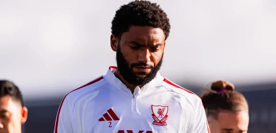 Jugador de Liverpool con uniforme, mirando hacia abajo
