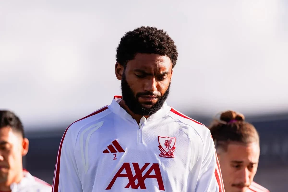 Jugador de Liverpool con uniforme, mirando hacia abajo