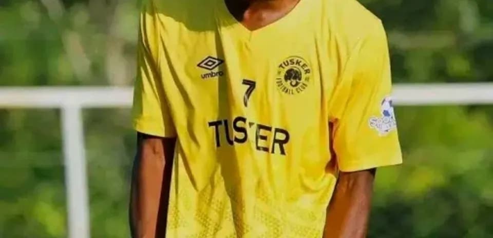 Jugador sonriente con camiseta amarilla de Tusker FC