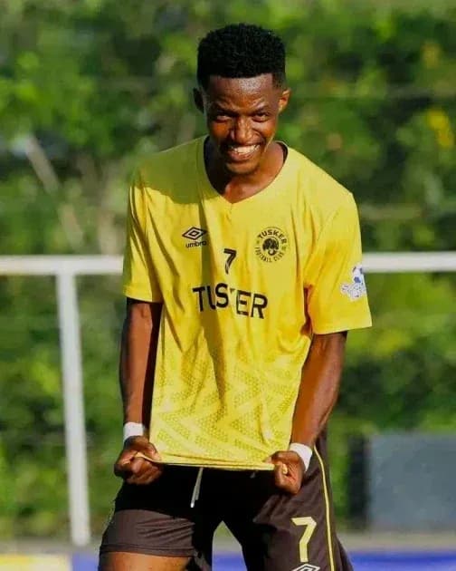 Jugador sonriente con camiseta amarilla de Tusker FC