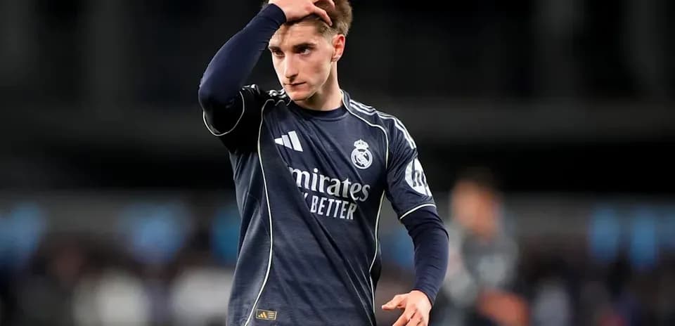 Jugador de Real Madrid con mano en la cabeza