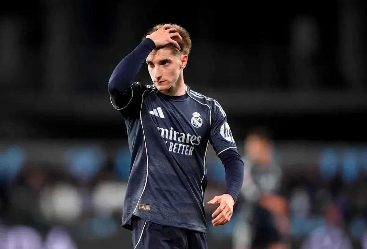 Jugador de Real Madrid con mano en la cabeza
